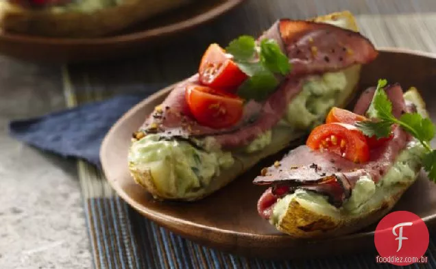 Peles de batata Canapé de carne com iogurte abacate Aioli
