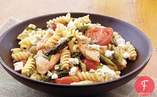 Rotini com frango, espargos e tomates