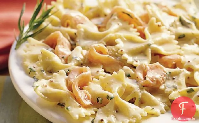 Laços com salmão e molho de mostarda estragão