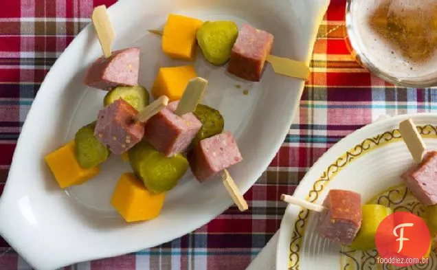 Salame, queijo e picles Kabobs