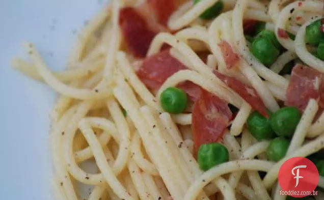 Pancetta E Ervilhas Com Espaguete E Ovo