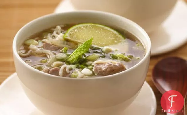 Taças De Macarrão De Carne Tailandesa