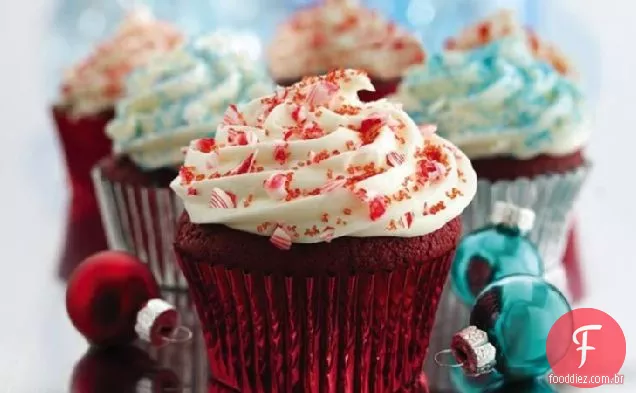 Cupcakes de Veludo Vermelho Com Recheio de Cream Cheese e cobertura