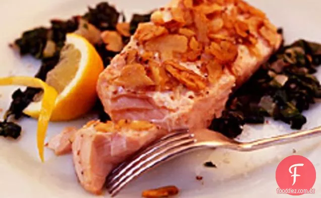 Salmão com crosta de nozes com verduras e nozes Garlicky