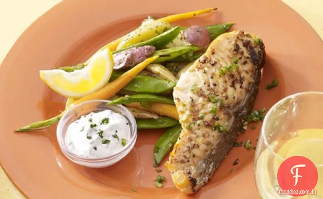 Salmão assado com ervas, batatas, cenouras e ervilhas de açúcar
