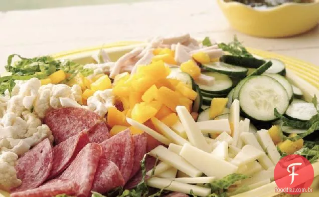 Salada Antipasto de verão com vinagrete balsâmico