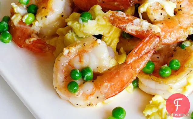 Mexa Camarão Frito, Ovos E Ervilhas