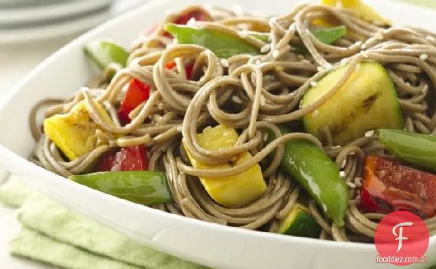 Gergelim gengibre grelhado legumes e macarrão Soba