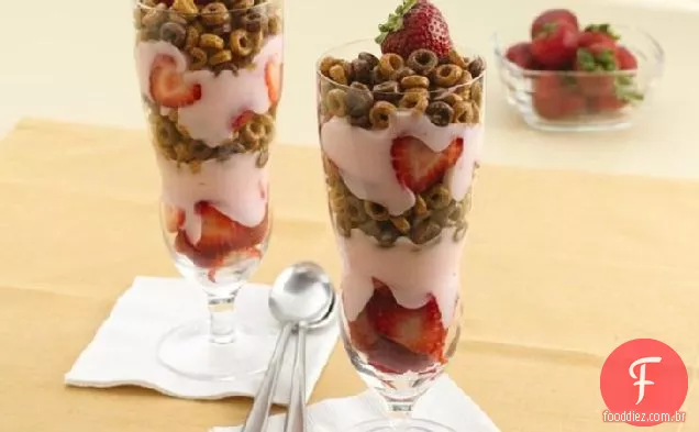 Morango-Chocolate Cheerios ® Parfaits