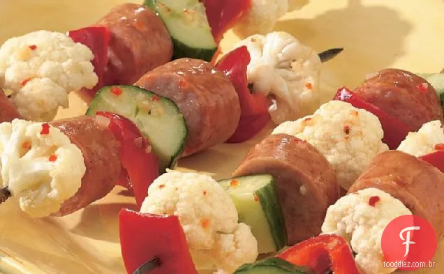 Linguiça defumada e Kabobs vegetais