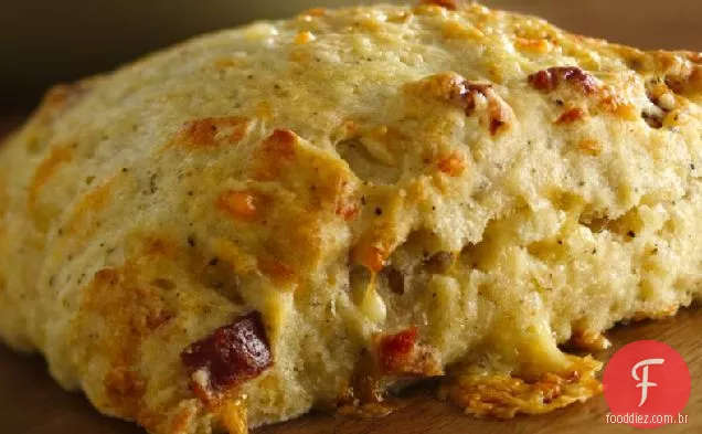 Bacon com pimenta duas vezes e Scones de leitelho com Gouda