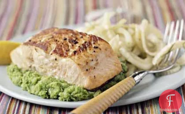 Salmão grelhado em ervilha amassada