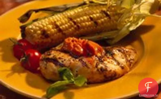Peitos de frango grelhados com tomate-manteiga de manjericão