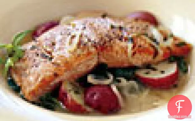 Salmão Selvagem Grelhado Com Batatas Novas E Caldo De Dijon