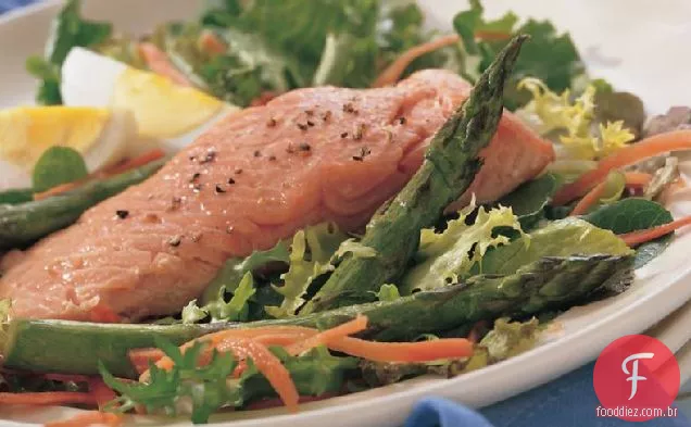 Salada de salmão e aspargos