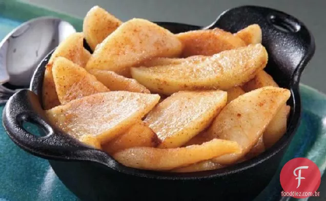Maçãs De Canela Cozidas Em Fogão Lento