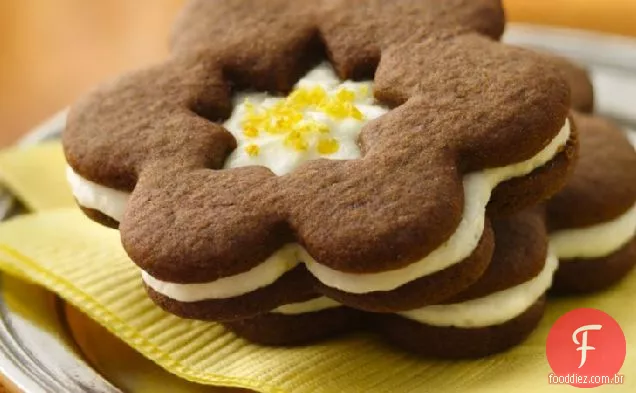 Biscoitos sanduíche Gingersnap com cobertura de Creme De Manteiga De Limão