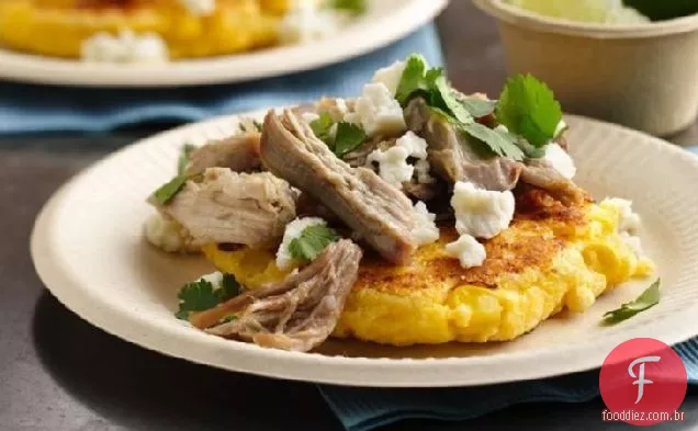 Arepas com milho e carne de porco puxada