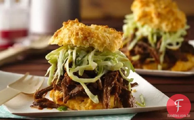 Carne de churrasco com Slaw cremoso em biscoitos de alho de queijo