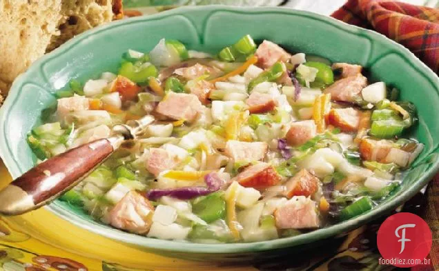Salsicha alemã e sopa de repolho