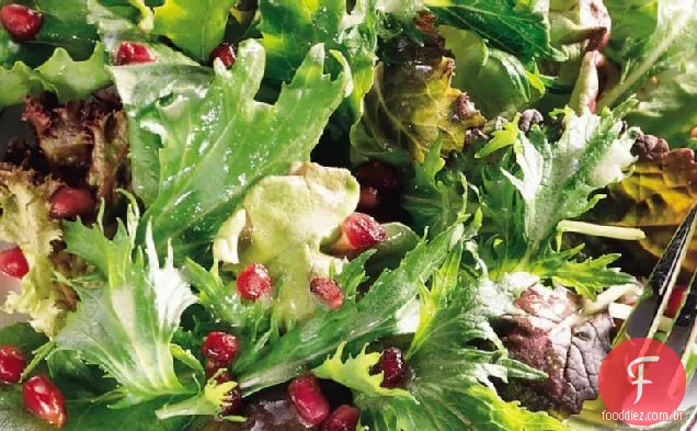 Verdes de inverno com romã-vinagrete de champanhe
