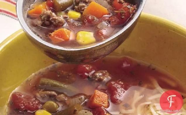 Sopa de carne e vegetais com Mussarela