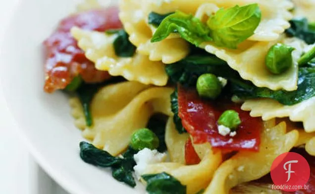 Farfalle com espinafre e ervilhas