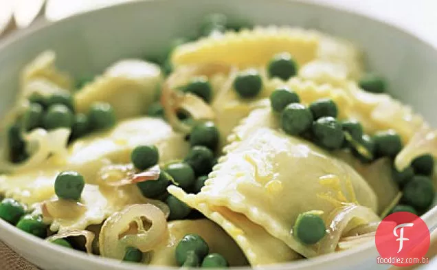 Ravioli com ervilhas e chalotas