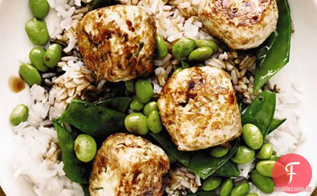 Almôndegas de frango Teriyaki com edamame e ervilhas
