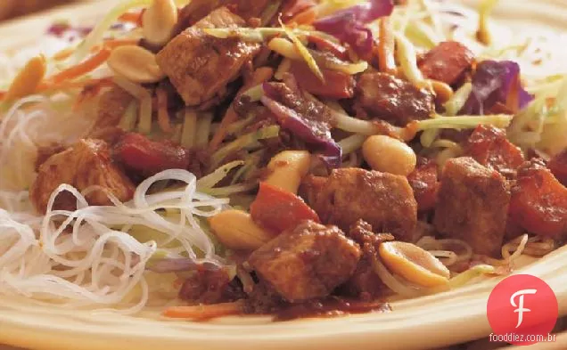 Carne de porco Kung Pao sobre macarrão de gergelim
