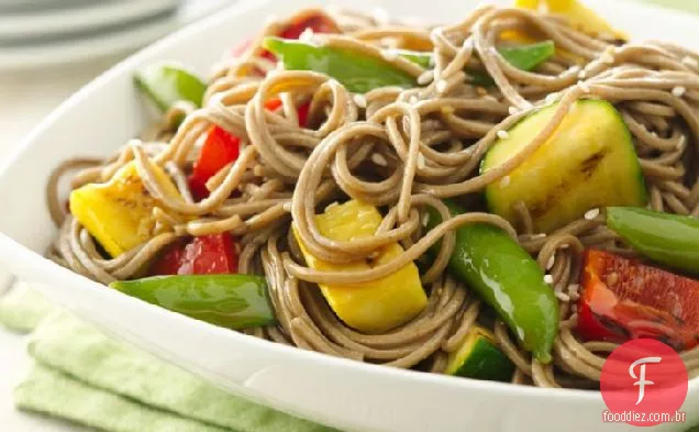 Gergelim gengibre grelhado legumes e macarrão Soba