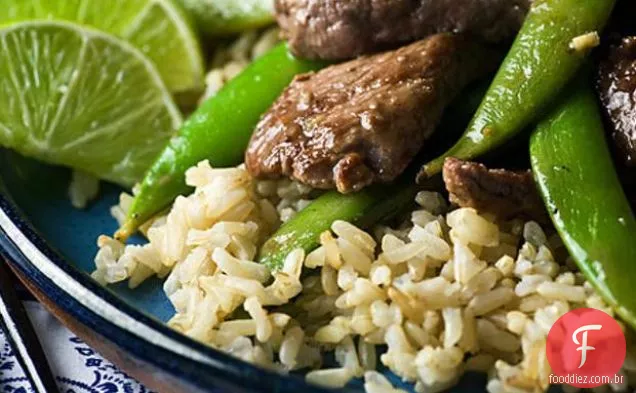 Carne refogada com ervilhas de açúcar