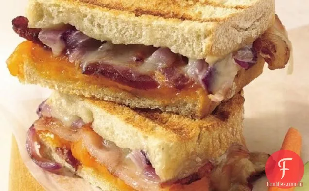 Sanduíches grelhados de queijo duplo e Bacon