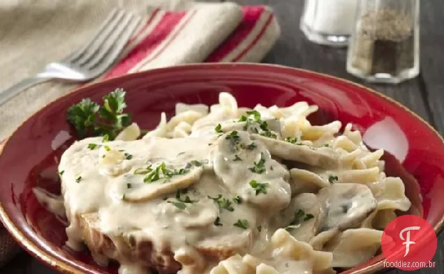 Costeletas de porco sufocadas com macarrão
