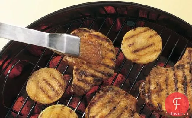 Costeletas de porco grelhadas Mesquite com cebola doce