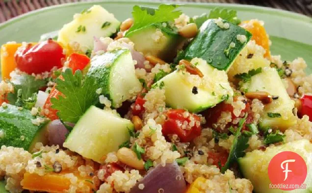 Quinoa temperada com cominho com legumes