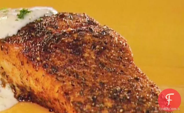 Salmão enegrecido com molho de queijo azul