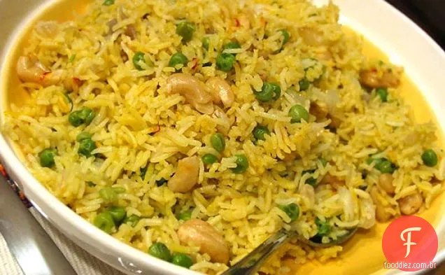Arroz De Açafrão Com Ervilhas E Castanha De Caju