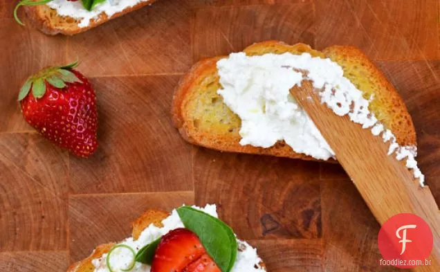 Crostini Com Brotos De Ervilha E Morangos