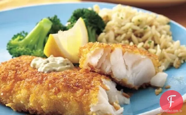 Filetes de peixe em flocos de milho com molho tártaro
