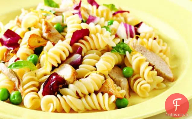 Macarrão com ervilhas e carne de porco