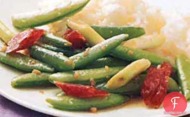 Ervilhas fritas com linguiça Chinesa