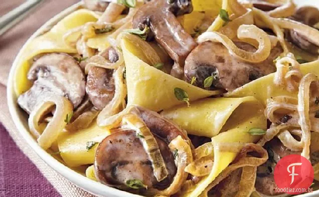 Macarrão com molho de cogumelos monstro