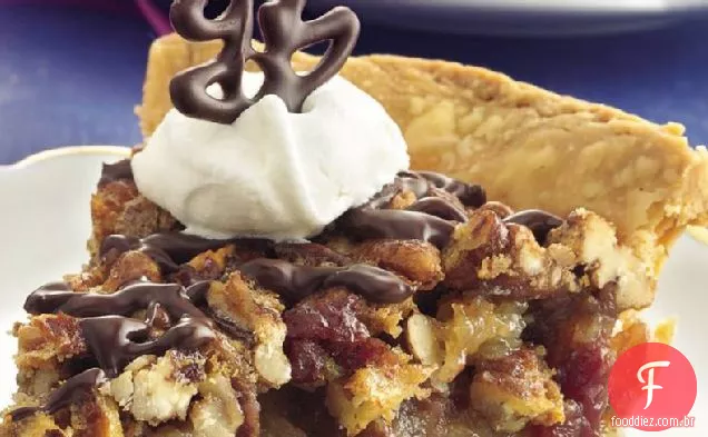 Torta De Cereja E Noz-Pecã Com Vidro De Chocolate