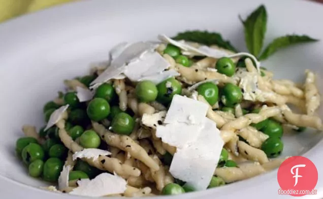 Massa Com Pesto De Hortelã, Ervilhas E Salata De Ricota