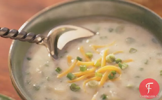 Sopa de batata rústica com Cheddar e cebolinha