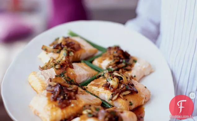 Salmão grelhado com bacon e molho de cogumelo-ostra