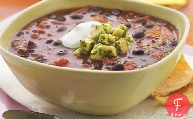 Sopa de feijão preto com Salsa de abacate