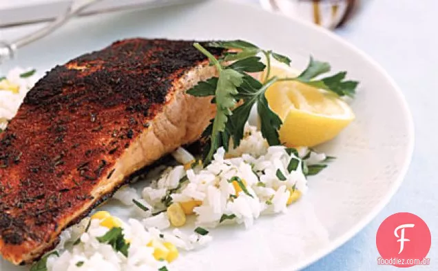 Salmão enegrecido e arroz