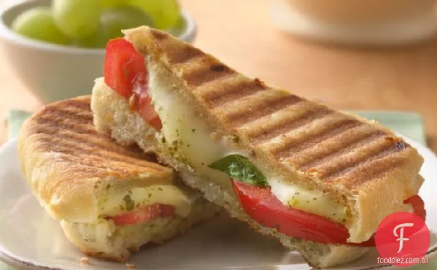 Pesto, mussarela e tomate Panini